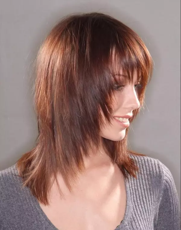 Искинати фризури на средна коса (56 фотографии): женски фризури без удира и со искинати краеви, модерни опции за кадрава должина на коса 5757_38