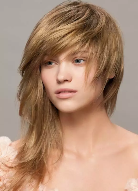 Ripped frizure na srednjoj kosi (56 fotografija): ženske frizure bez šipki i srušenim krajevima, moderne opcije za kovrčavu kosu srednje duljine 5757_49