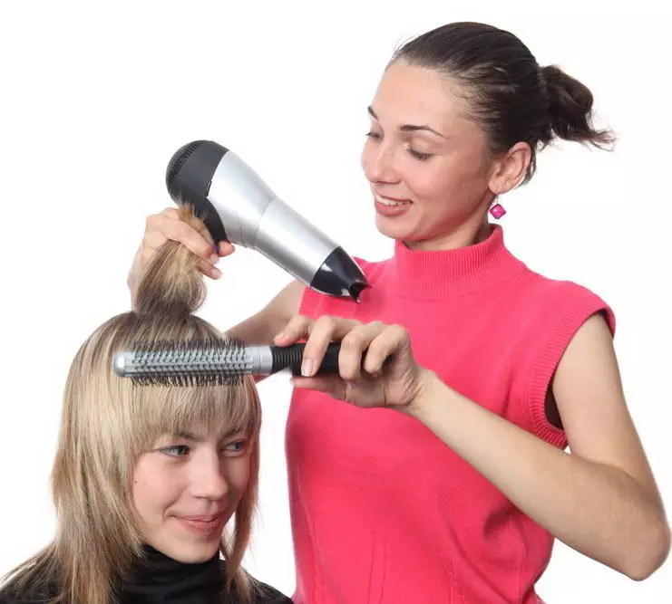 中髪（56枚の写真）に散布したヘアカット：強打のない女性のヘアスタイルとリッピングされた端、巻き毛の毛髪中長のためのファッショナブルな選択肢 5757_51