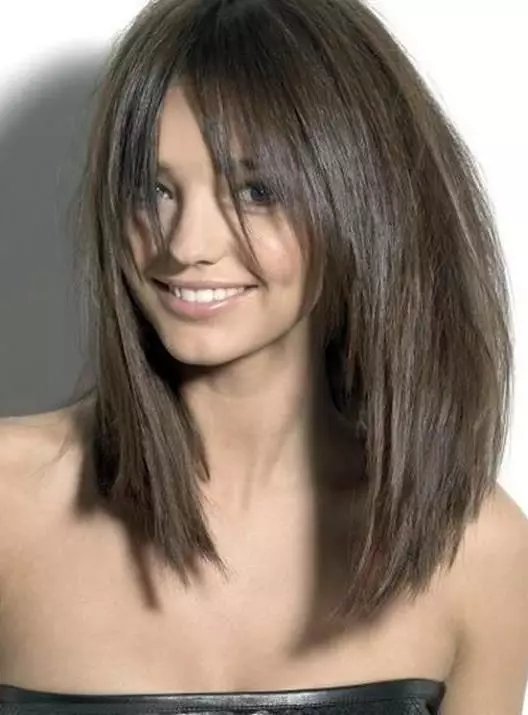 Haircuts grabitur në flokë të mesme (56 foto): hairstyles femra pa bangs dhe me skajet e grabitur, opsionet në modë për gjatësi të mesme të flokëve kaçurrel 5757_52