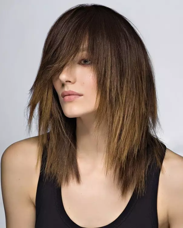 中髪（56枚の写真）に散布したヘアカット：強打のない女性のヘアスタイルとリッピングされた端、巻き毛の毛髪中長のためのファッショナブルな選択肢 5757_53