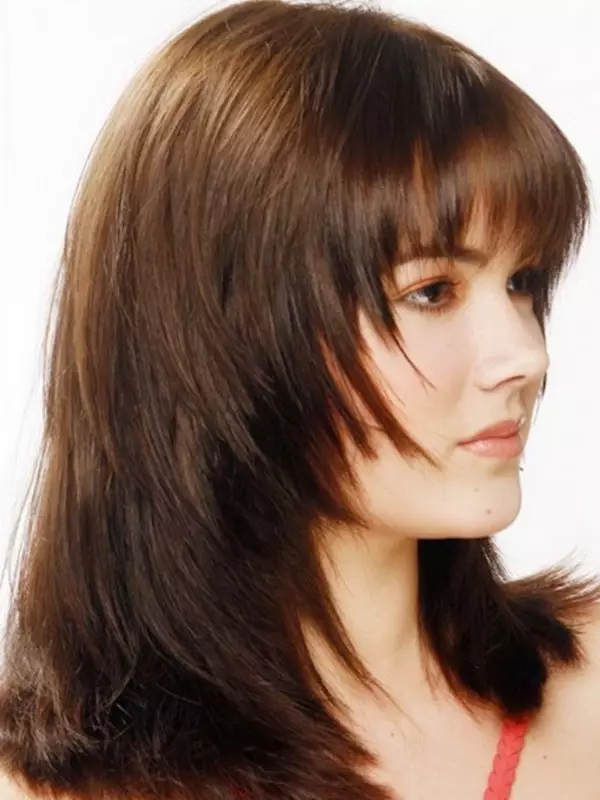 中髪（56枚の写真）に散布したヘアカット：強打のない女性のヘアスタイルとリッピングされた端、巻き毛の毛髪中長のためのファッショナブルな選択肢 5757_55