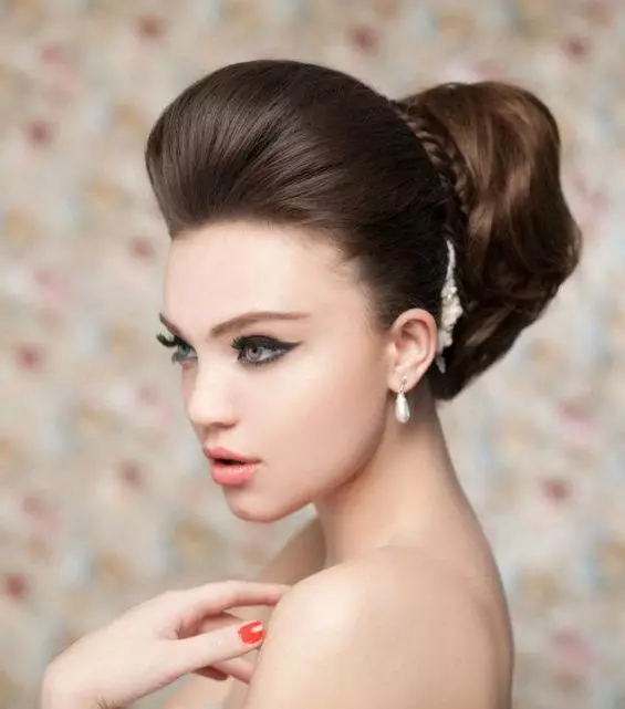 Babette (58 photos): What is it? How to make hairstyle girls with medium hair long? How to make it with a roller and with a bagel at home? Option without nosa 5758_17