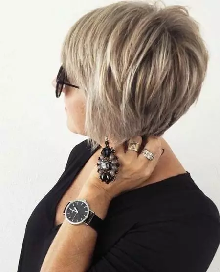 Короткі стрижки для жінок старше 50 років (51 фото): варіанти жіночих зачісок на волосся короткої довжини, вибір модного сучасної стрижки для повних жінок з круглим обличчям 5759_49