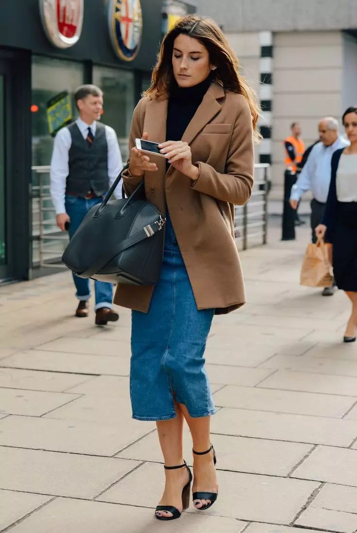 Qendra klasike femërore (75 foto): Çfarë është e veshur, në modë 2021, anglisht, me kapuç, me një jakë angleze, në gjunjë, të gjatë 575_23