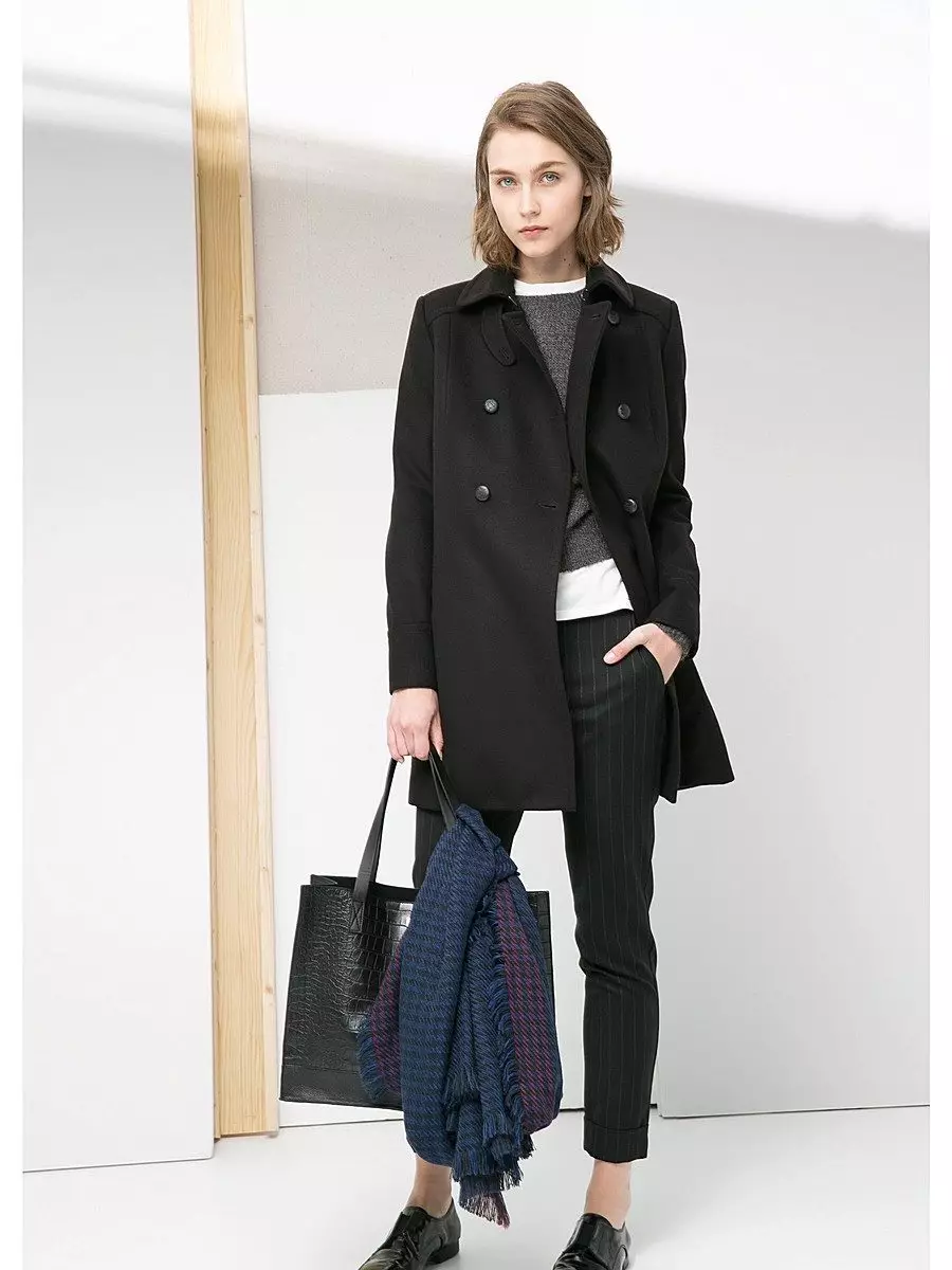 Abrigo clásico femenino (75 fotos): lo que lleva, de moda 2021, inglés, encapuchado, con un cuello inglés, hasta la rodilla, largo 575_24
