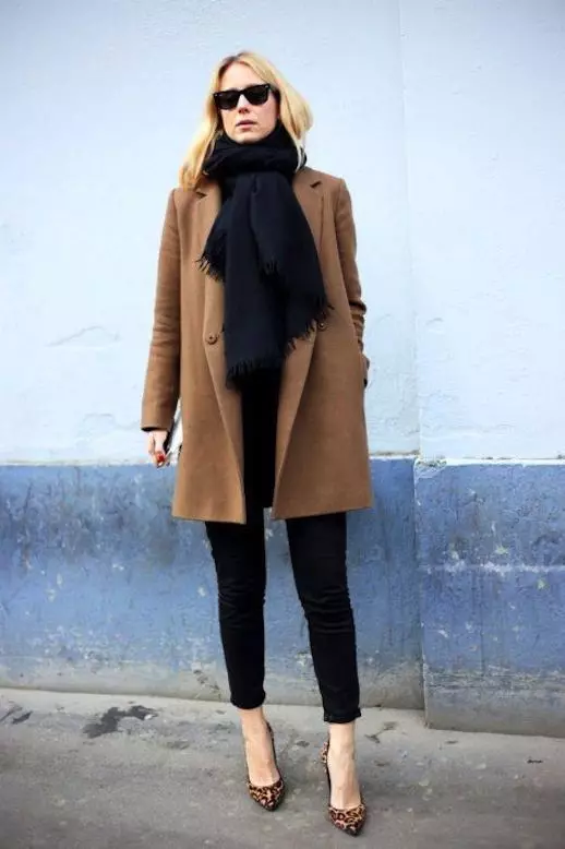 Abrigo clásico femenino (75 fotos): lo que lleva, de moda 2021, inglés, encapuchado, con un cuello inglés, hasta la rodilla, largo 575_25