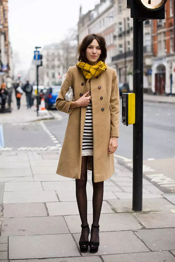 Abrigo clásico femenino (75 fotos): lo que lleva, de moda 2021, inglés, encapuchado, con un cuello inglés, hasta la rodilla, largo 575_42