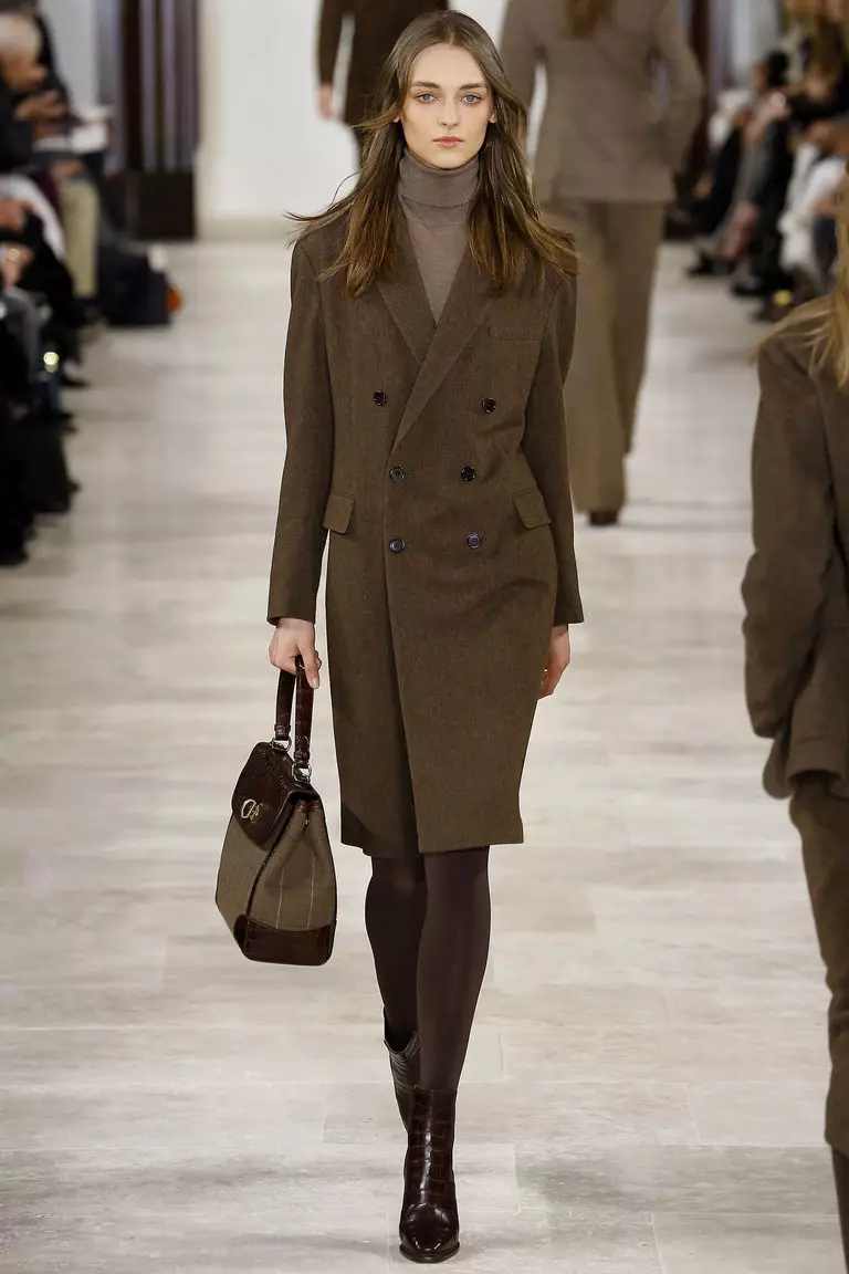 Abrigo clásico femenino (75 fotos): lo que lleva, de moda 2021, inglés, encapuchado, con un cuello inglés, hasta la rodilla, largo 575_49