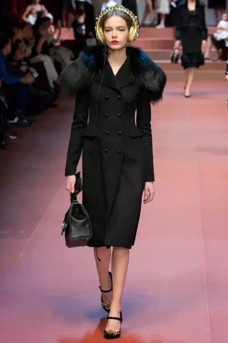 Abrigo clásico femenino (75 fotos): lo que lleva, de moda 2021, inglés, encapuchado, con un cuello inglés, hasta la rodilla, largo 575_51