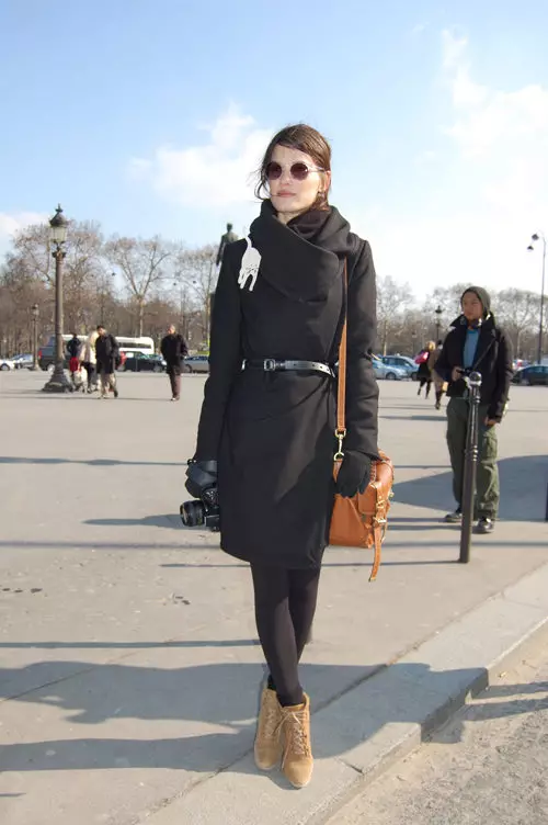 Qendra klasike femërore (75 foto): Çfarë është e veshur, në modë 2021, anglisht, me kapuç, me një jakë angleze, në gjunjë, të gjatë 575_53