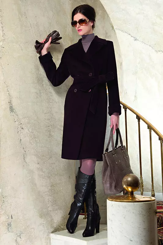 Abrigo clásico femenino (75 fotos): lo que lleva, de moda 2021, inglés, encapuchado, con un cuello inglés, hasta la rodilla, largo 575_6
