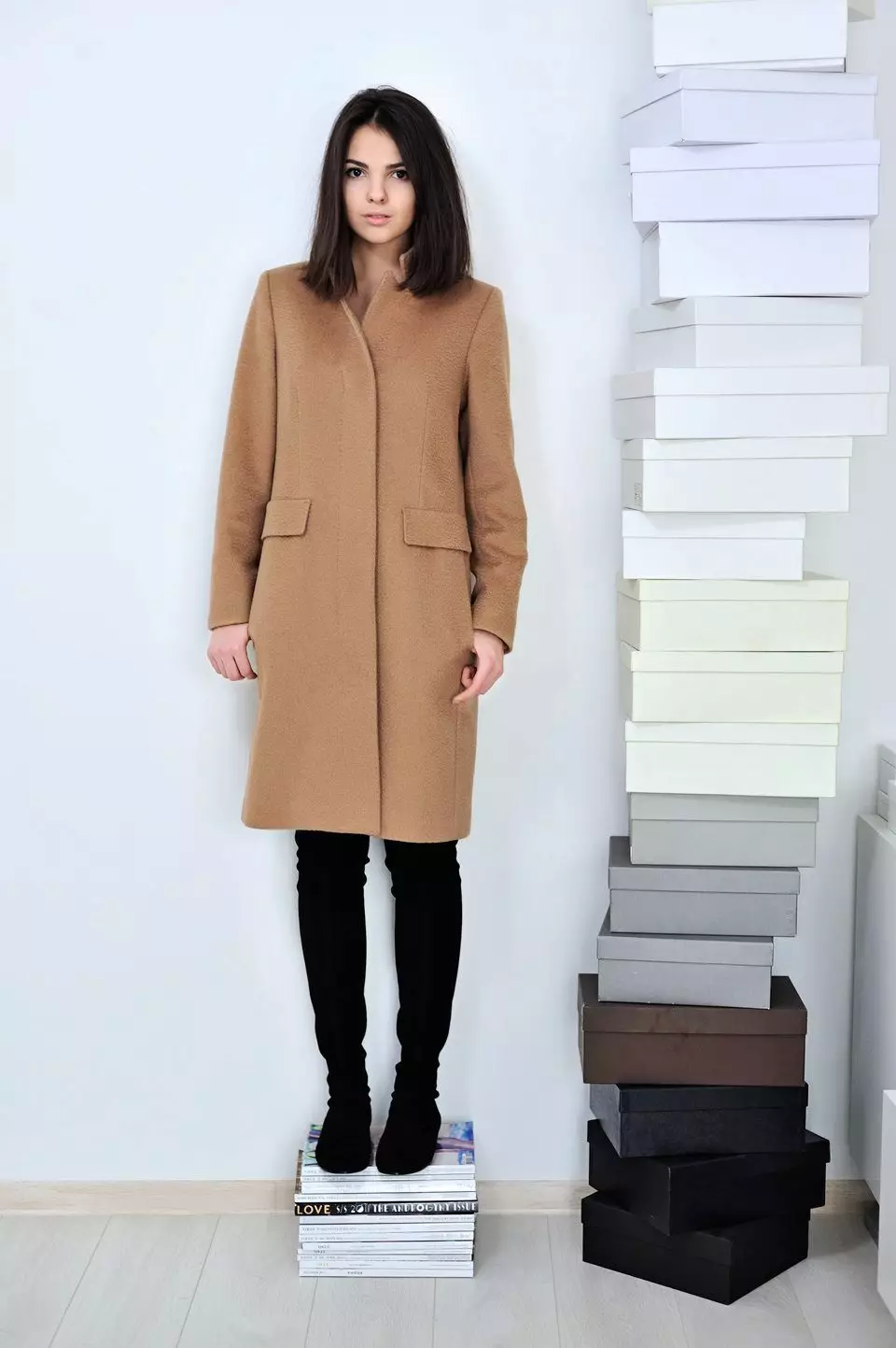 Abrigo clásico femenino (75 fotos): lo que lleva, de moda 2021, inglés, encapuchado, con un cuello inglés, hasta la rodilla, largo 575_65