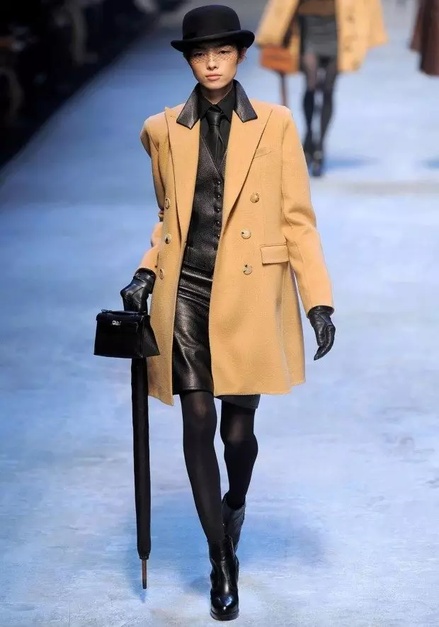Abrigo clásico femenino (75 fotos): lo que lleva, de moda 2021, inglés, encapuchado, con un cuello inglés, hasta la rodilla, largo 575_9