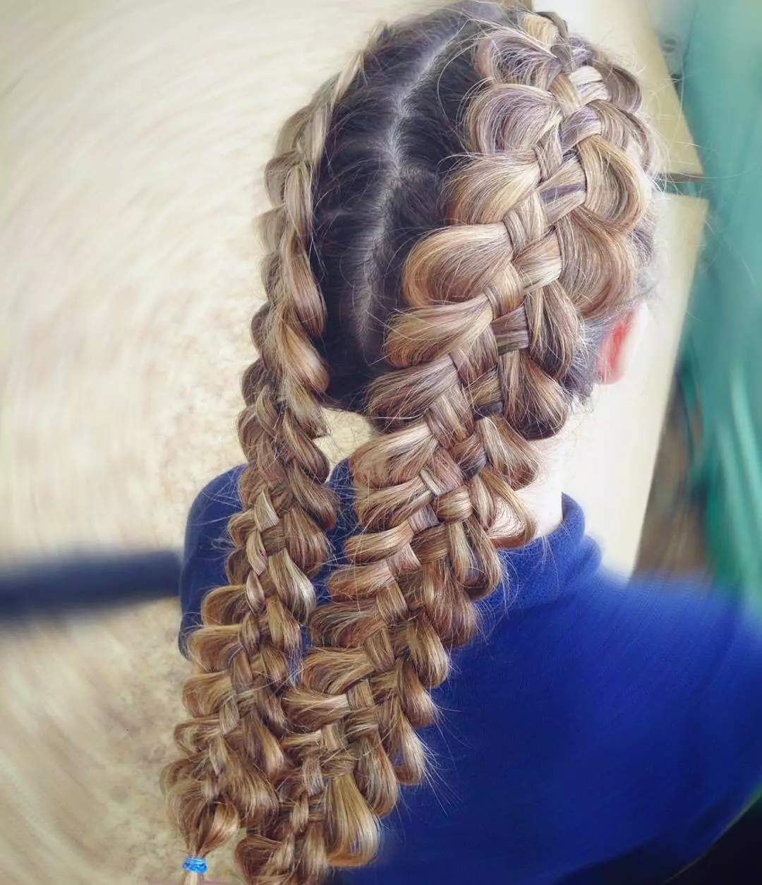 Schemaen fir Massing Braids aus 5 Stréimungen (38 Fotoen): Wéi ee fënnef permanent Pigtail wéckelen no den Instruktioune? En einfachen Schrëtt-By-Stephod fir Frisuren mat engem Séissel vu fënnef Stréimunge ze kreéieren 5760_20