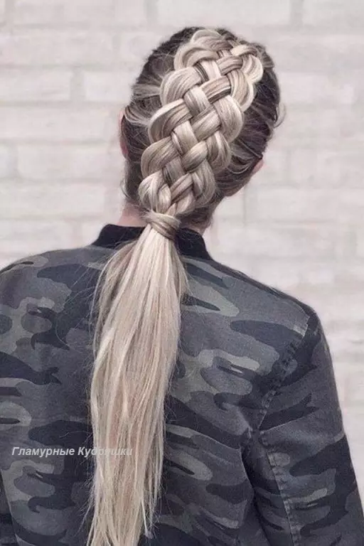 Awọn eto fun awọn braids ti a ti wọ lati 5 awọn fọto (awọn fọto 38): Bawo ni Lati Weave Fund marun ayeraye ayeraye ayeraye ni ibamu si awọn itọnisọna naa? Ọna igbesẹ ti o rọrun ti o rọrun ti ṣiṣẹda awọn irundidalara pẹlu scythe ti awọn okun marun 5760_24