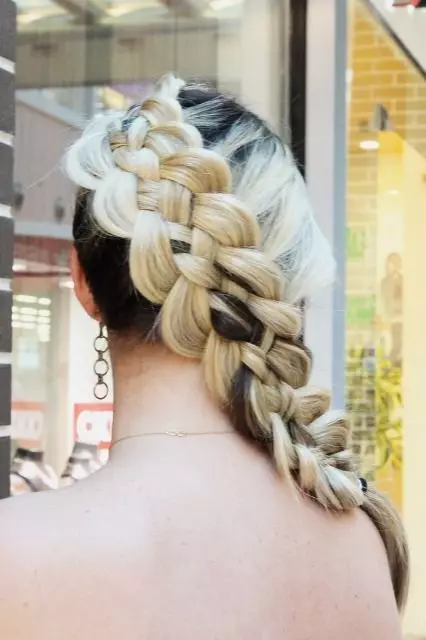 Schemaen fir Massing Braids aus 5 Stréimungen (38 Fotoen): Wéi ee fënnef permanent Pigtail wéckelen no den Instruktioune? En einfachen Schrëtt-By-Stephod fir Frisuren mat engem Séissel vu fënnef Stréimunge ze kreéieren 5760_29