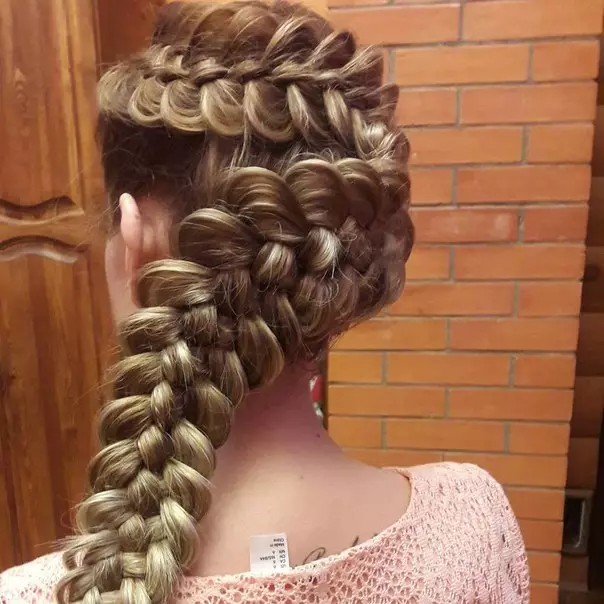 Schemaen fir Massing Braids aus 5 Stréimungen (38 Fotoen): Wéi ee fënnef permanent Pigtail wéckelen no den Instruktioune? En einfachen Schrëtt-By-Stephod fir Frisuren mat engem Séissel vu fënnef Stréimunge ze kreéieren 5760_3