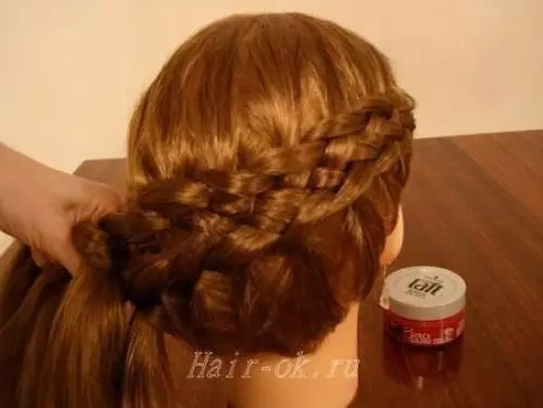 Schemaen fir Massing Braids aus 5 Stréimungen (38 Fotoen): Wéi ee fënnef permanent Pigtail wéckelen no den Instruktioune? En einfachen Schrëtt-By-Stephod fir Frisuren mat engem Séissel vu fënnef Stréimunge ze kreéieren 5760_30