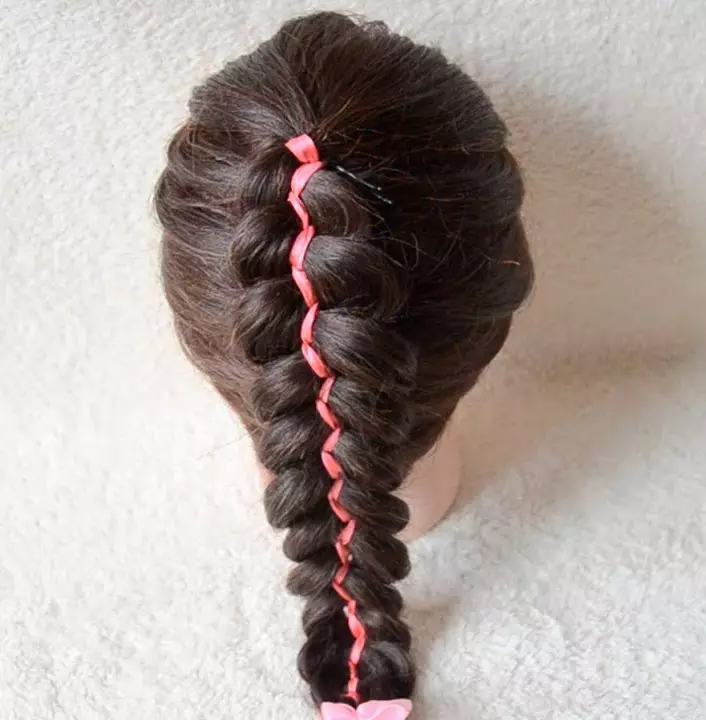 Mga laraw alang sa paghabol sa mga braids gikan sa 5 nga mga strands (38 Mga Litrato): Giunsa ang Pagsulud sa lima nga permanente nga pigtail sumala sa mga panudlo? Usa ka yano nga lakang nga lakang sa lakang sa paghimo og mga estilo sa buhok nga adunay usa ka scythe sa lima ka mga strands 5760_37