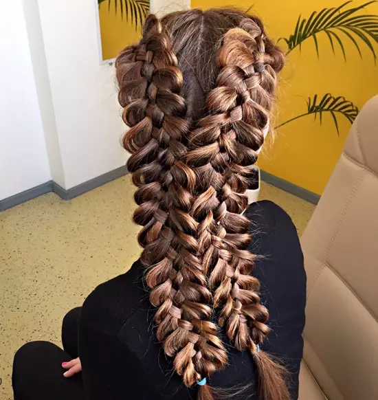 Mga laraw alang sa paghabol sa mga braids gikan sa 5 nga mga strands (38 Mga Litrato): Giunsa ang Pagsulud sa lima nga permanente nga pigtail sumala sa mga panudlo? Usa ka yano nga lakang nga lakang sa lakang sa paghimo og mga estilo sa buhok nga adunay usa ka scythe sa lima ka mga strands 5760_5