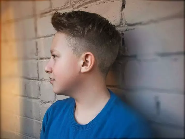 Haarstyle vir seuns 10-14 jaar oud (70 foto's): Modieuse kapsels vir adolessente 12 jaar. Hoe om koel en pragtige haarstyle vir seuns vir 13 jaar te kies? Voorbeelde van model en koel haarstyle 5766_27