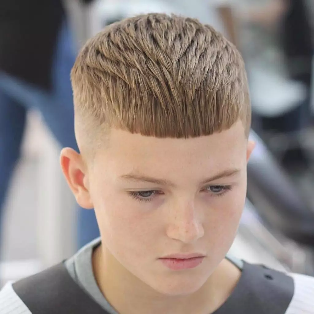 Hairstyles voor jongens 10-14 jaar oud (70 foto's): Modieuze kapsels voor adolescenten 12 jaar. Hoe kies je coole en mooie kapsels voor jongens voor 13 jaar? Voorbeelden van model en coole kapsels 5766_30