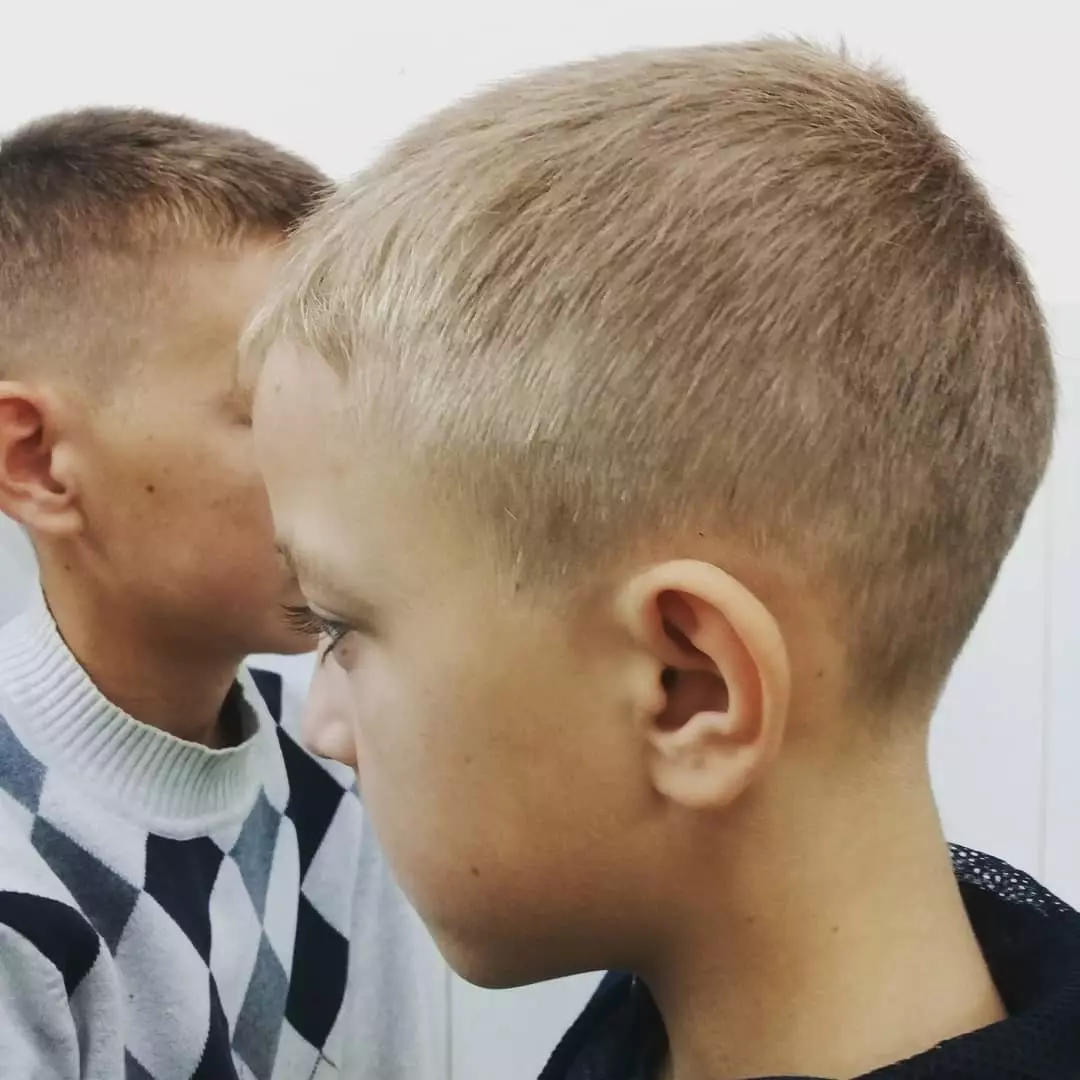 Frisurer til drenge 10-14 år gammel (70 billeder): Moderigtige haircuts til unge 12 år. Hvordan vælger du kølige og smukke frisurer til drenge i 13 år? Eksempler på model og kølige frisurer 5766_37