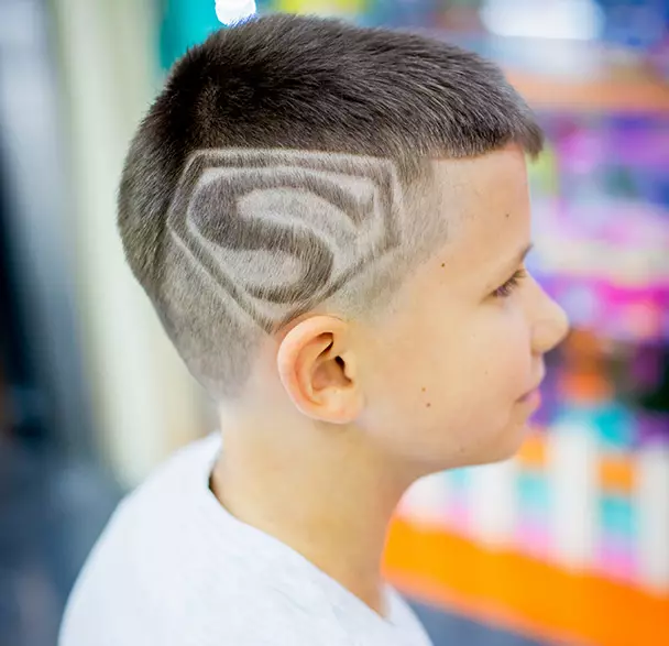 Frisyrer for gutter 10-14 år gammel (70 bilder): fasjonable hårklipp for ungdom 12 år. Hvordan velge kule og vakre frisyrer for gutter i 13 år? Eksempler på modell og kule frisyrer 5766_38