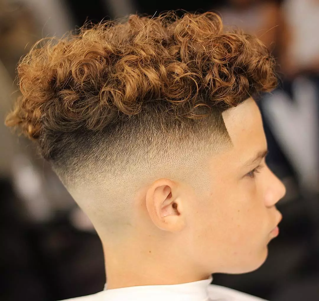 Hairstyles voor jongens 10-14 jaar oud (70 foto's): Modieuze kapsels voor adolescenten 12 jaar. Hoe kies je coole en mooie kapsels voor jongens voor 13 jaar? Voorbeelden van model en coole kapsels 5766_54