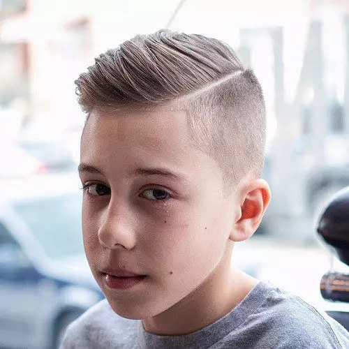 Frisurer til drenge 10-14 år gammel (70 billeder): Moderigtige haircuts til unge 12 år. Hvordan vælger du kølige og smukke frisurer til drenge i 13 år? Eksempler på model og kølige frisurer 5766_6