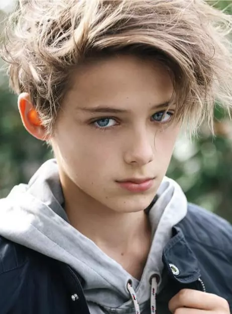 男孩的发型10-14岁（70张）：青少年的时尚发型12年。如何选择13年的男孩的酷炫和美丽的发型？模型和凉爽发型的例子 5766_68