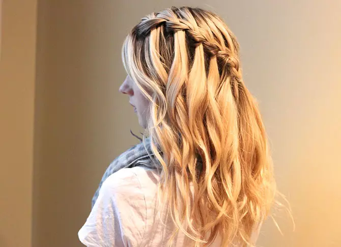 Beweging met stromend haar (45 foto's): kapsels met brazos vanaf de zijkant van de tempel. Stap voor stap weven van kleine vlechten aan de zijkanten. Hoe pigtails op het hoofd te maken? 5767_24