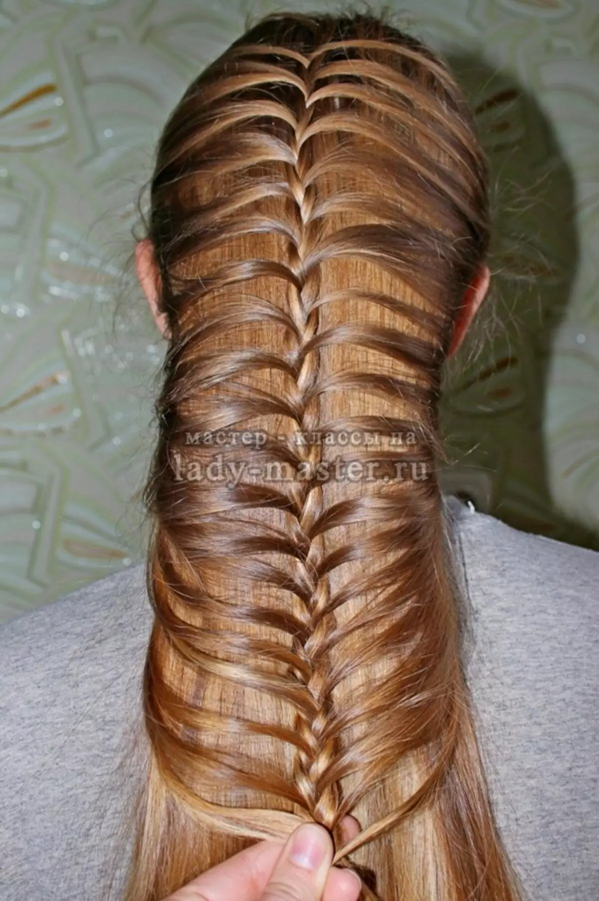 Beweging met stromend haar (45 foto's): kapsels met brazos vanaf de zijkant van de tempel. Stap voor stap weven van kleine vlechten aan de zijkanten. Hoe pigtails op het hoofd te maken? 5767_33