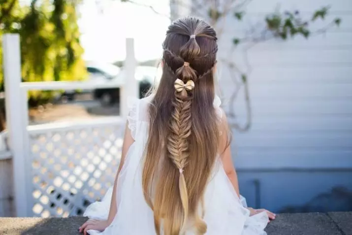 Beweging met stromend haar (45 foto's): kapsels met brazos vanaf de zijkant van de tempel. Stap voor stap weven van kleine vlechten aan de zijkanten. Hoe pigtails op het hoofd te maken? 5767_5