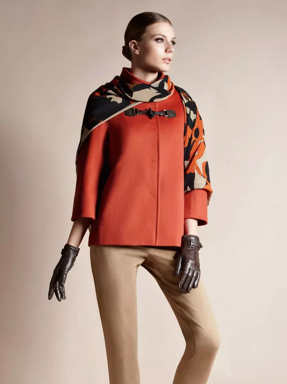 Italian coat (113 Photos): Female coat mula sa Italya, Down Coats, Trendy 2021, mula sa Italian Fabrics, Brands 576_100