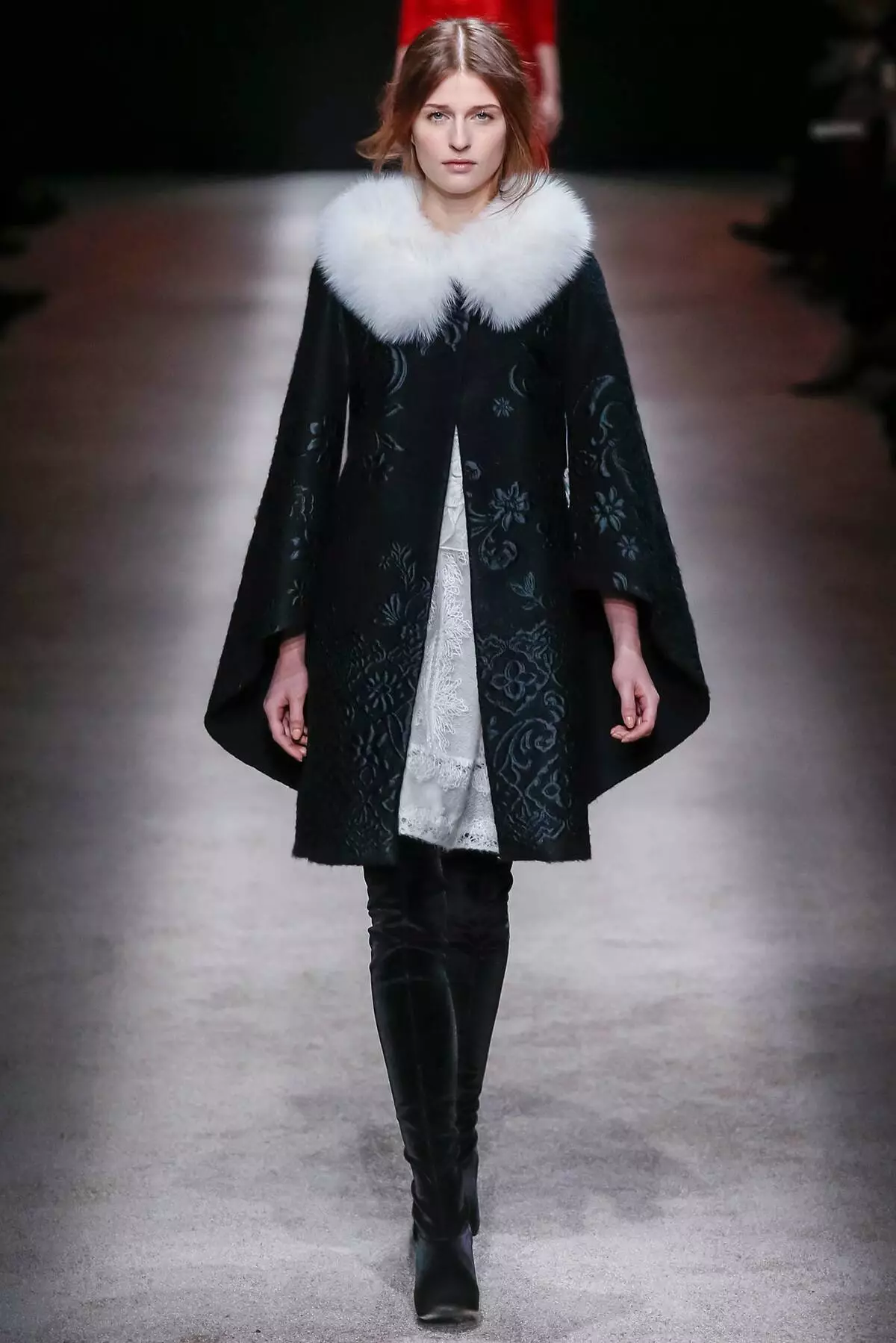 Talijanski kaput (113 fotografije): Ženski kaput iz Italije, dolje kaputi, trendy 2021, od talijanskih tkanina, brandova 576_101