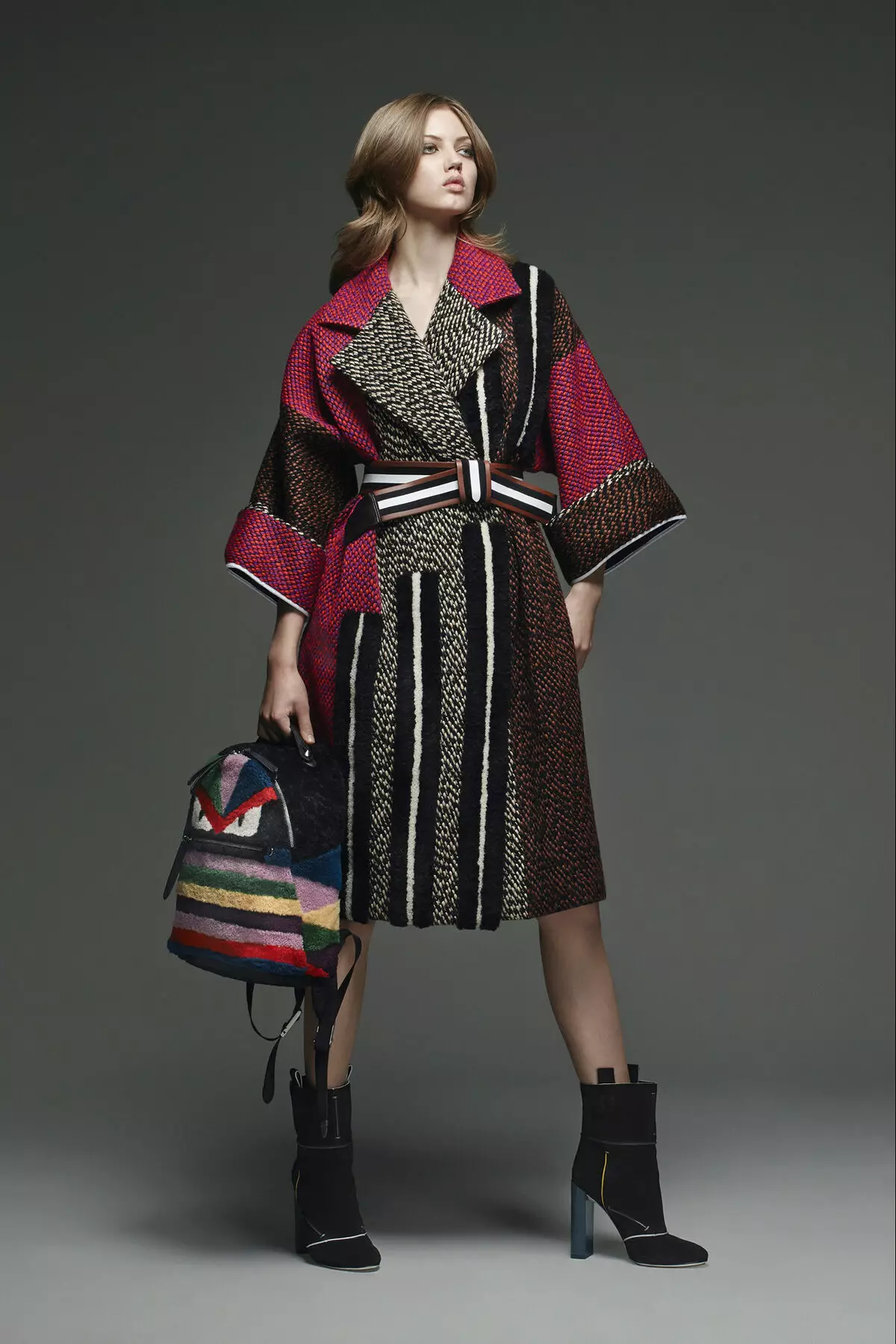 Talianska kabát (113 fotografií): ženský kabát z Talianska, dole kabátov, trendy 2021, od talianskych tkanín, značiek 576_104