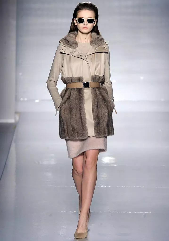Italijanski kaput (113 slike): ženski kaput iz Italije, dole kapute, trendi 2021. godine, iz italijanskog tkanine, brendovi 576_35