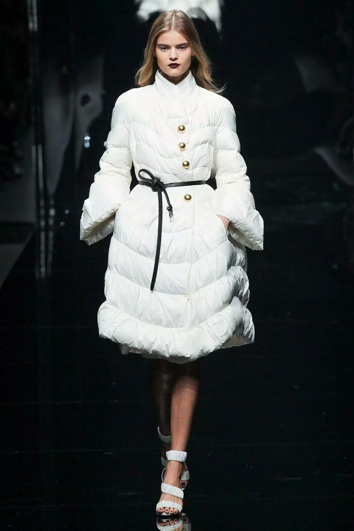 Italian coat (113 Photos): Female coat mula sa Italya, Down Coats, Trendy 2021, mula sa Italian Fabrics, Brands 576_71