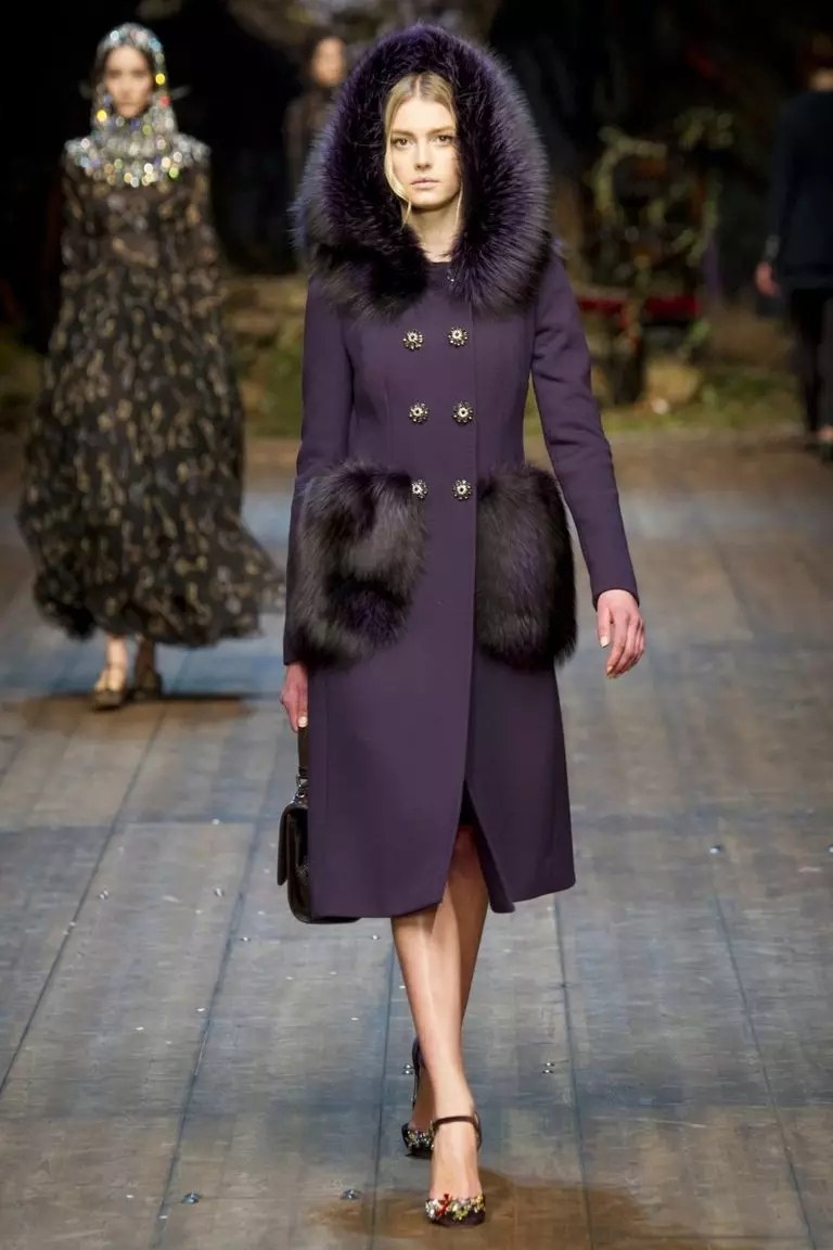 Talianska kabát (113 fotografií): ženský kabát z Talianska, dole kabátov, trendy 2021, od talianskych tkanín, značiek 576_81