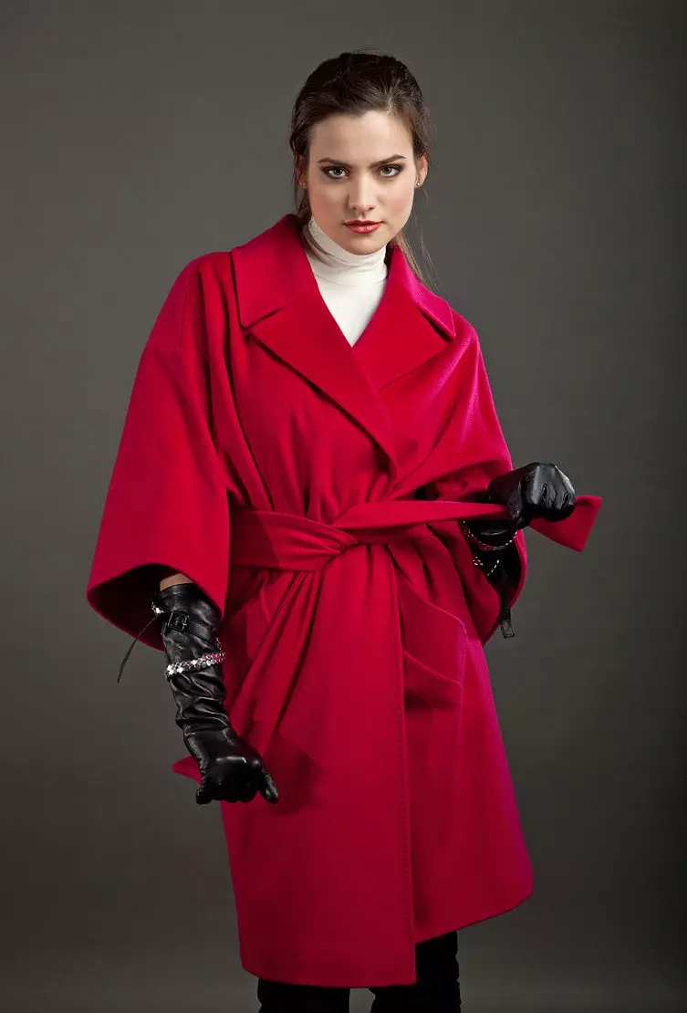 Italian coat (113 Photos): Female coat mula sa Italya, Down Coats, Trendy 2021, mula sa Italian Fabrics, Brands 576_9