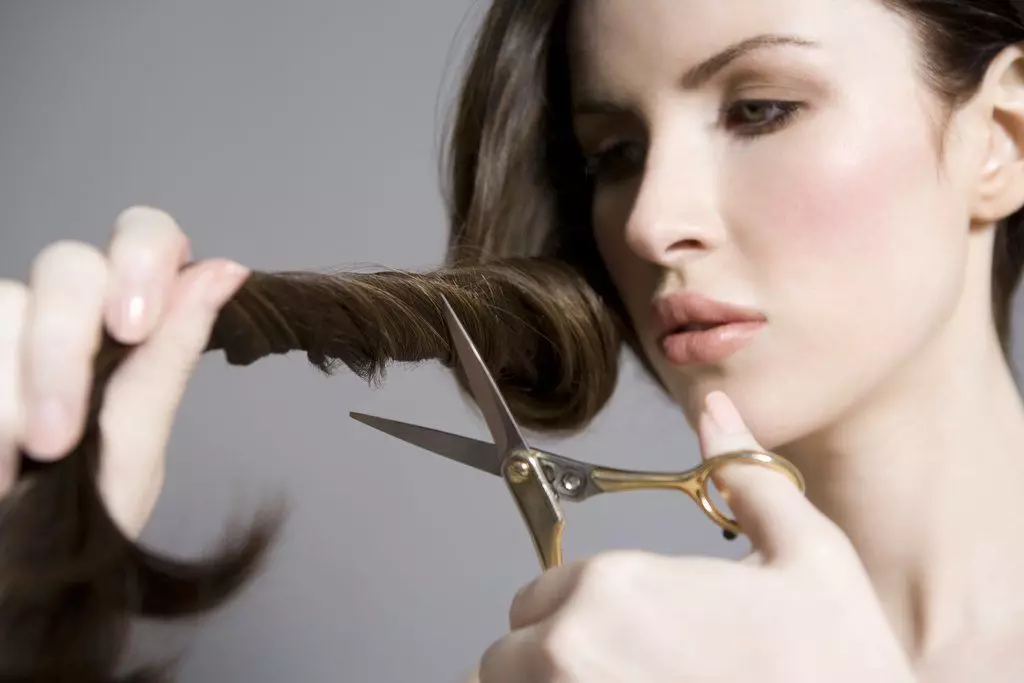 Saç İpuçları Nasıl Kesilir? 40 Fotoğraf Bağımsız olarak köknar Nasıl saçlar evde biter ve onları ne sıklıkta kesmek zorundalar? 5776_34