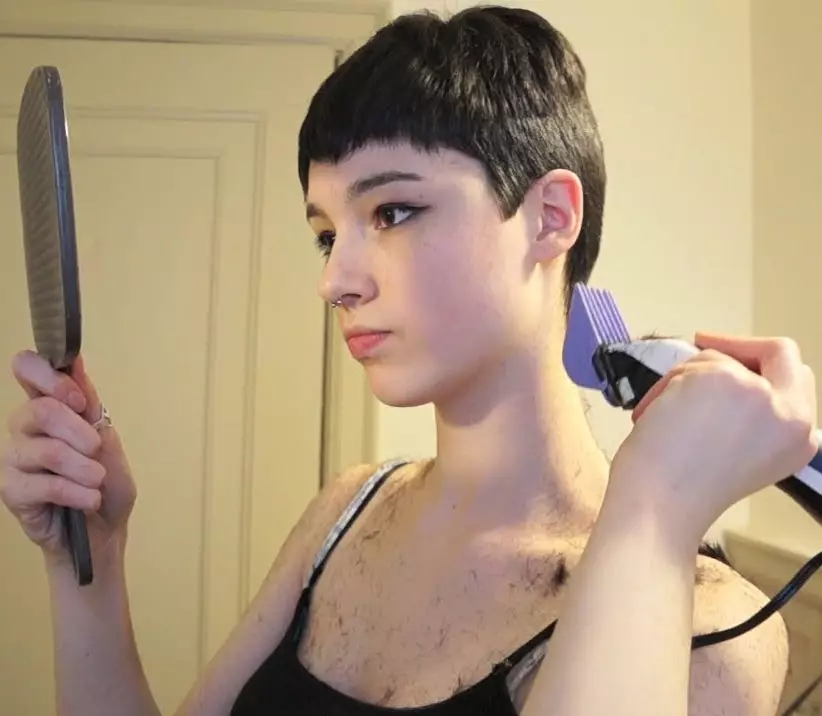 Potongan rambut pendek dari rumah (17 foto): Cara membuat potongan rambut wanita itu sendiri langkah demi langkah? 5778_5