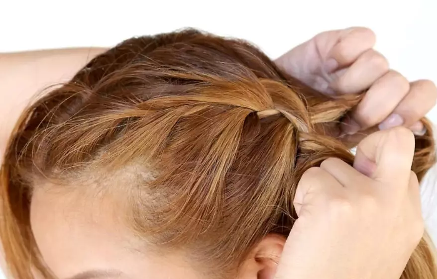 Gerakan rambut pendek (82 foto): Skema tenun kepang indah. Bagaimana cara mengepang dua kepang? Bagaimana cara membuat gaya rambut sederhana? Petunjuk langkah demi langkah untuk pemula 5779_22