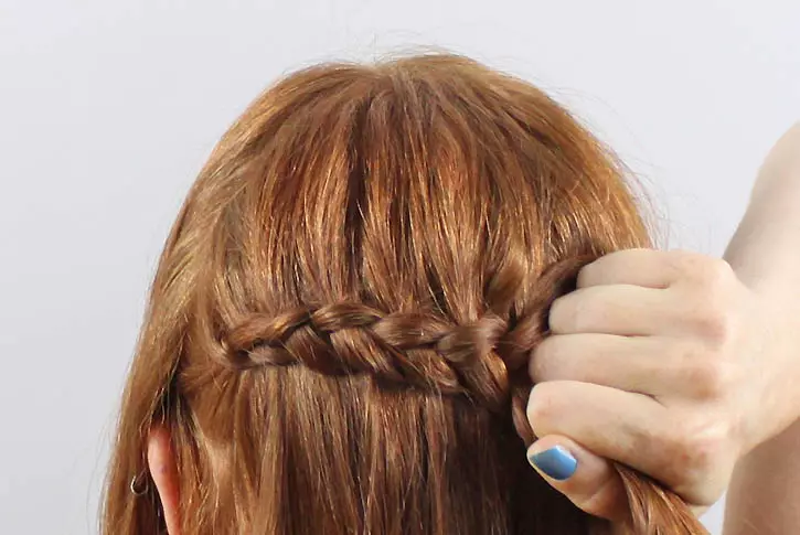 Bewegung auf kurzen Haaren (82 Fotos): Webereien von schönen Zöpfen. Wie man zwei Zöpfen gefegt? Wie kann man eine einfache Frisur machen? Schritt für Schritt Anweisungen für Anfänger 5779_31