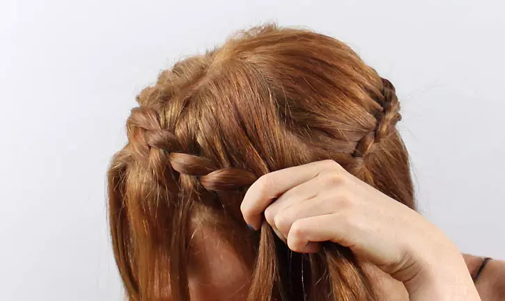 Ruch na krótkich włosach (82 zdjęć): Tkackie schematy pięknych warkoczyków. Jak warkoczyć dwa warkocze? Jak zrobić prostą fryzurę? Instrukcje krok po kroku dla początkujących 5779_32