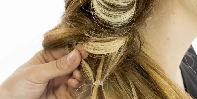짧은 머리 (82 사진)의 움직임 (82 사진) : 아름다운 머리띠의 제직 계획. 땋은 머리 띠를 땋는 방법? 간단한 헤어 스타일을 만드는 방법? 초보자를위한 단계별 지침 5779_34