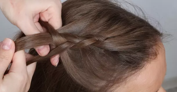 Pergerakan pada rambut pendek (82 foto): Skim tenunan dari braids yang indah. Bagaimana untuk mengikat dua braids? Bagaimana untuk membuat gaya rambut yang mudah? Arahan langkah demi langkah untuk pemula 5779_36