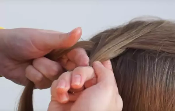 Lëvizja në flokë të shkurtër (82 foto): gërshetim skemat e braids të bukura. Si të bishni dy braids? Si të bëni një hairstyle të thjeshtë? Udhëzimet hap pas hapi për fillestarët 5779_42